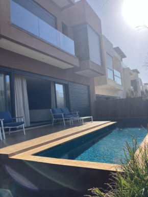 Seafront Luxury Villa with Amazing pool!